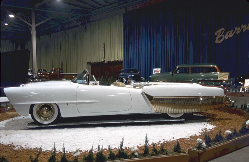 Big white car on car expo, with fake snow below and the big word 'Barris' behind.