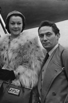 Vivien Leigh and Peter Finch at the airport