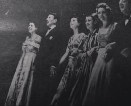 Five women stand on stage, Vivien Leigh is in the middle